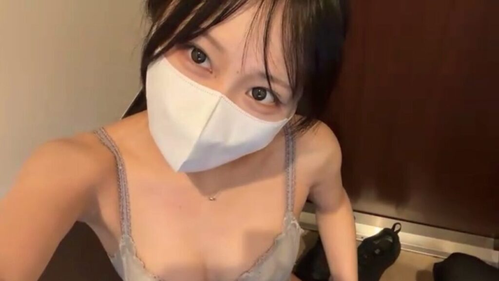 hanpennn_ Japanese cam girl on Stripchat with soft eye contact and masked cute vibe