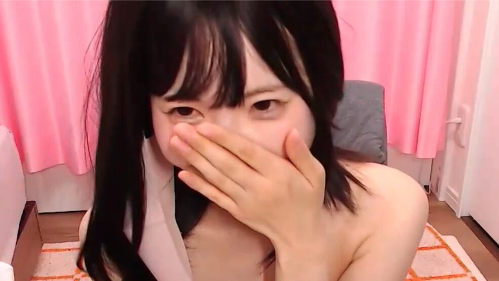 _mi_tsu_ki_ Japanese cam girl on Stripchat with shy smile in a pink cozy room