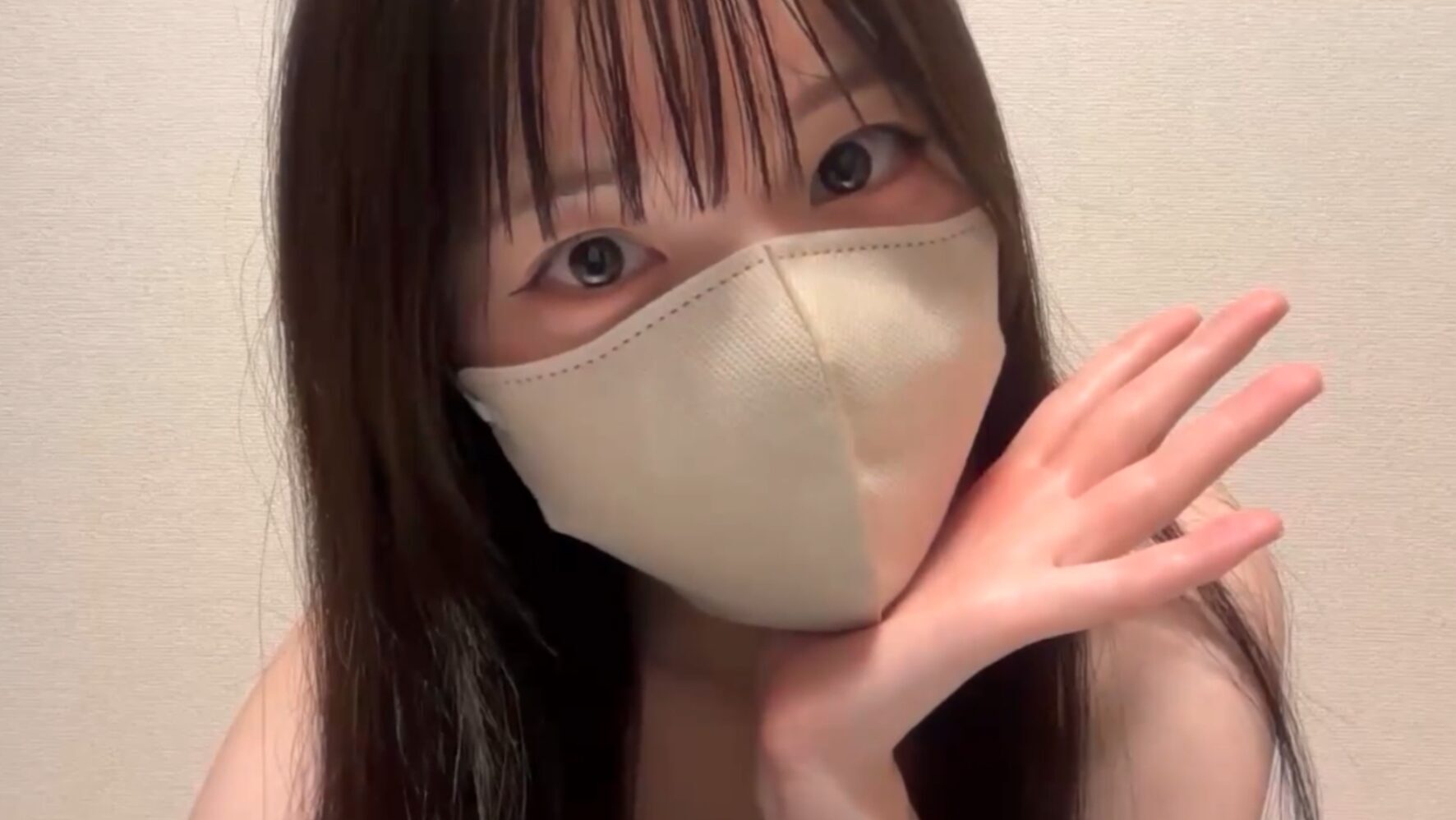 YUNAnya Japanese cam girl kawaii close-up face mask style