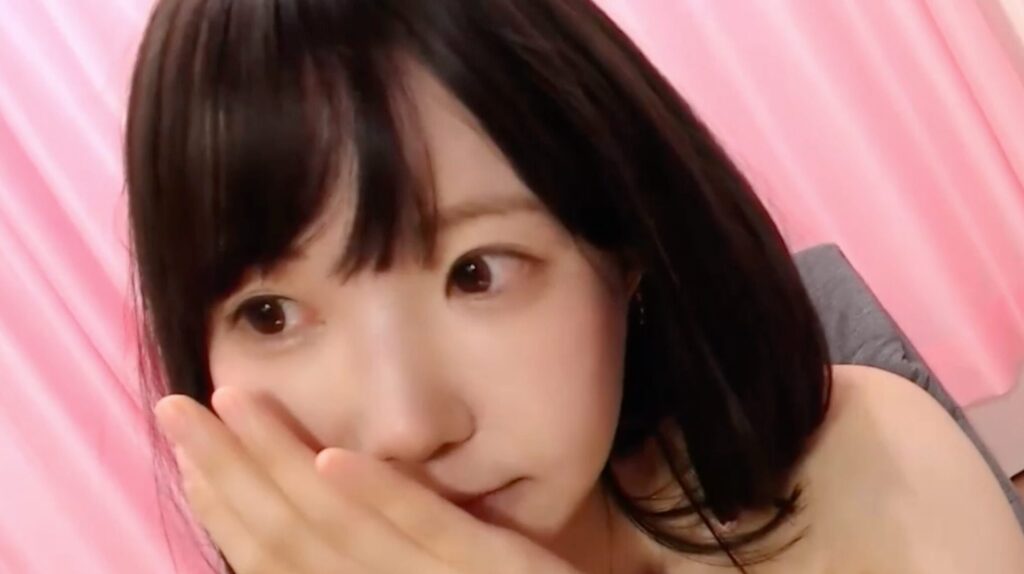 _mi_tsu_ki_ Japanese cam girl on Stripchat with shy smile in a pink cozy room